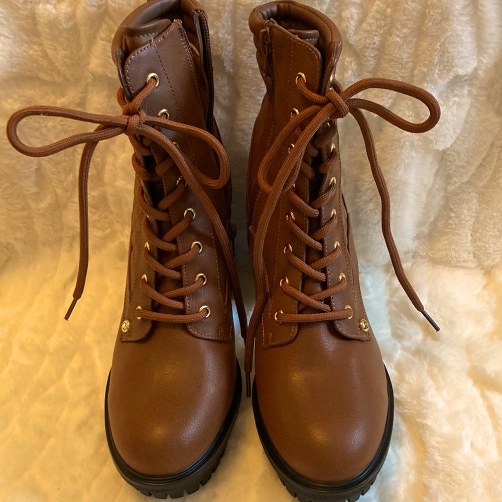 Never been worn,Brown boots side 8,zipper, on sides, lace up the front